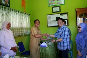 Kepala PKM Dewantara memberikan Penghargaan Kepada Direktur Yayasan Permata Atjeh Peduli (YPAP)